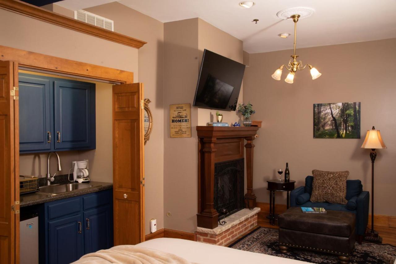 Riverboat Suites Галена Екстериор снимка