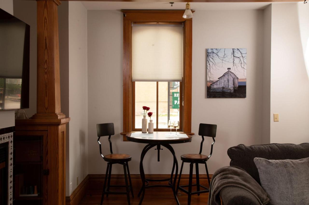 Riverboat Suites Галена Екстериор снимка