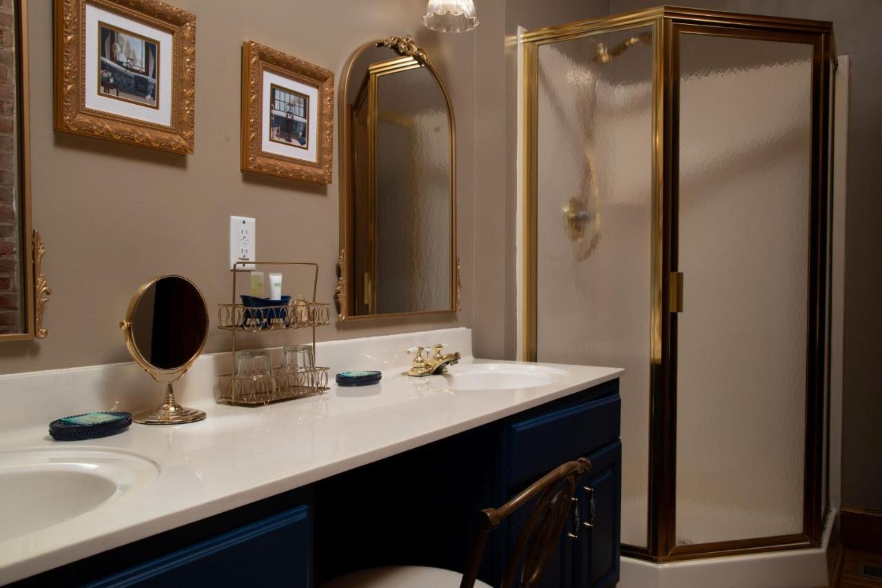 Riverboat Suites Галена Екстериор снимка
