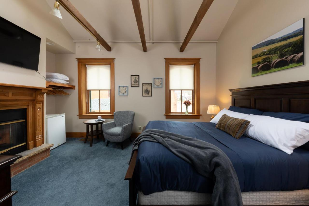 Riverboat Suites Галена Екстериор снимка