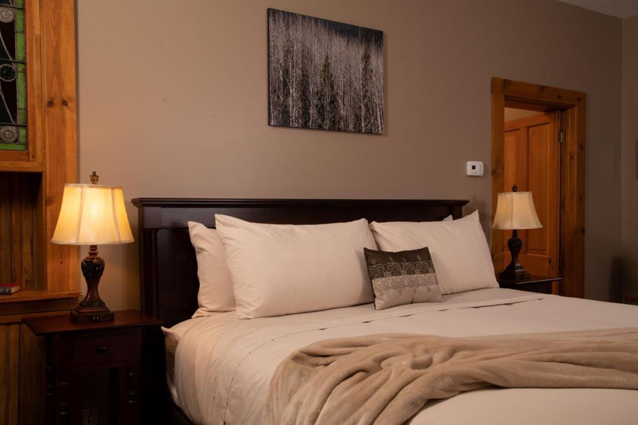 Riverboat Suites Галена Екстериор снимка
