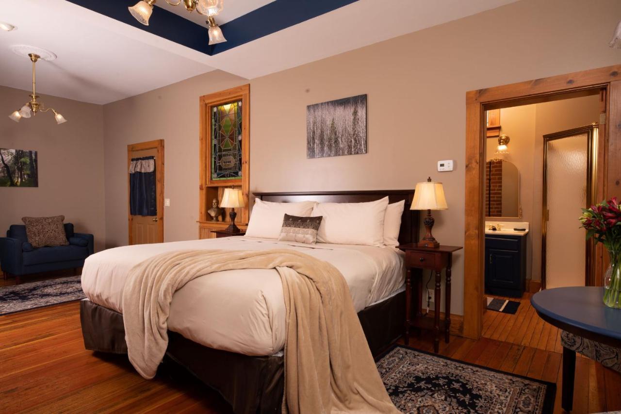 Riverboat Suites Галена Екстериор снимка