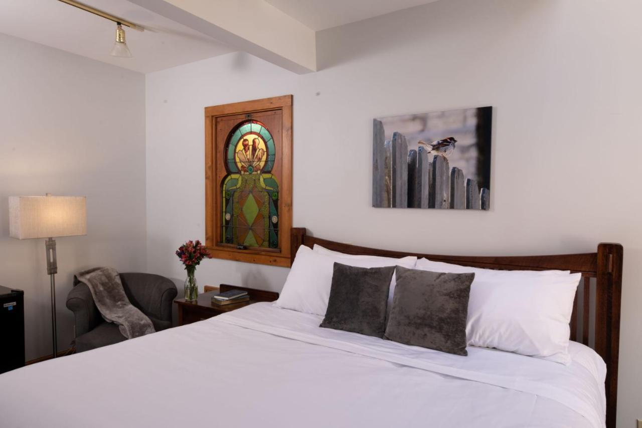 Riverboat Suites Галена Екстериор снимка