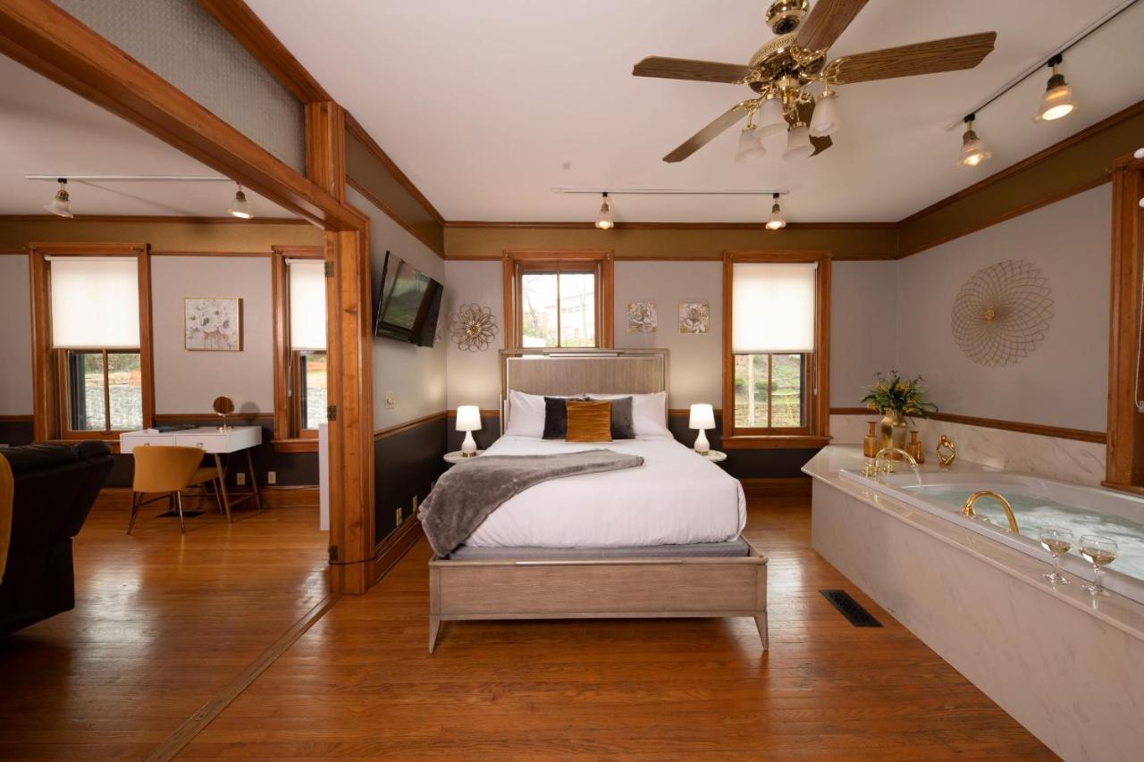 Riverboat Suites Галена Екстериор снимка