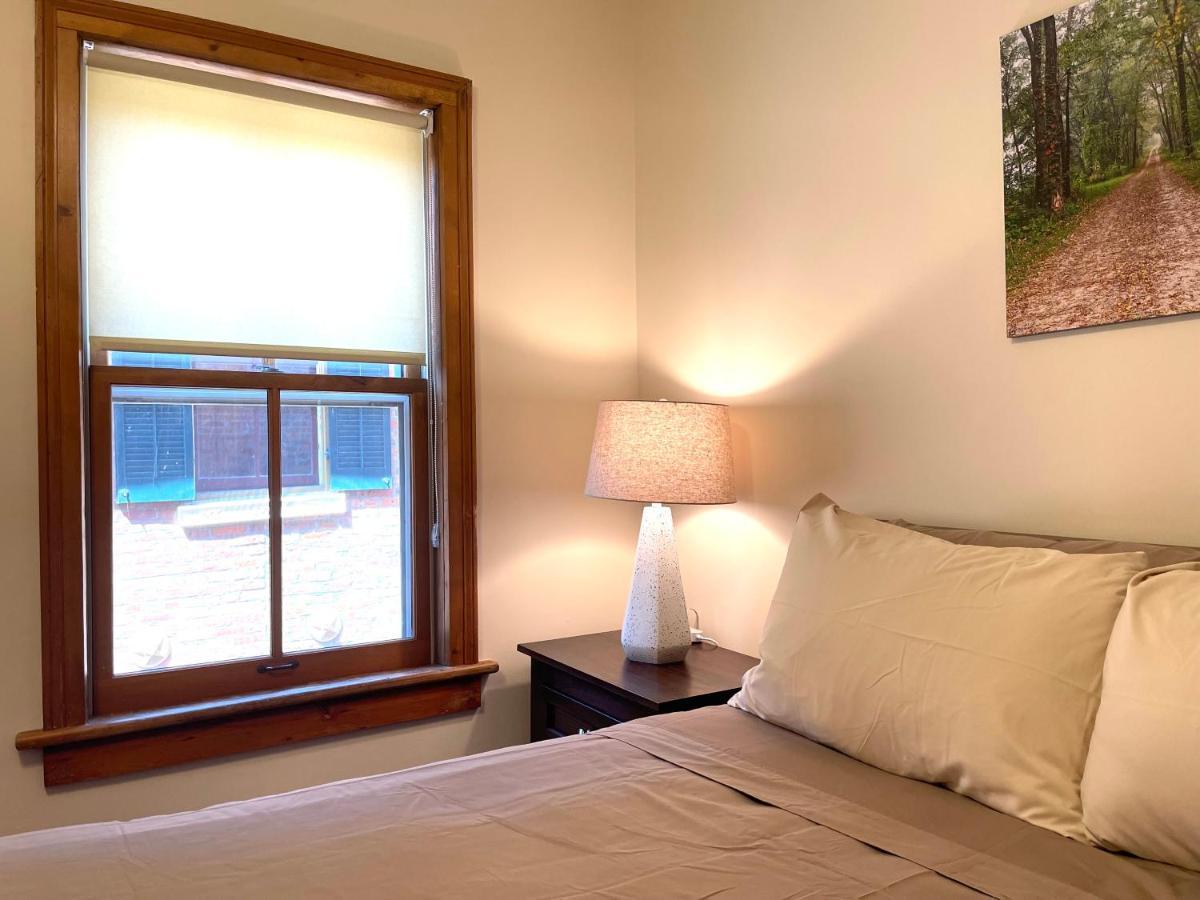 Riverboat Suites Галена Екстериор снимка