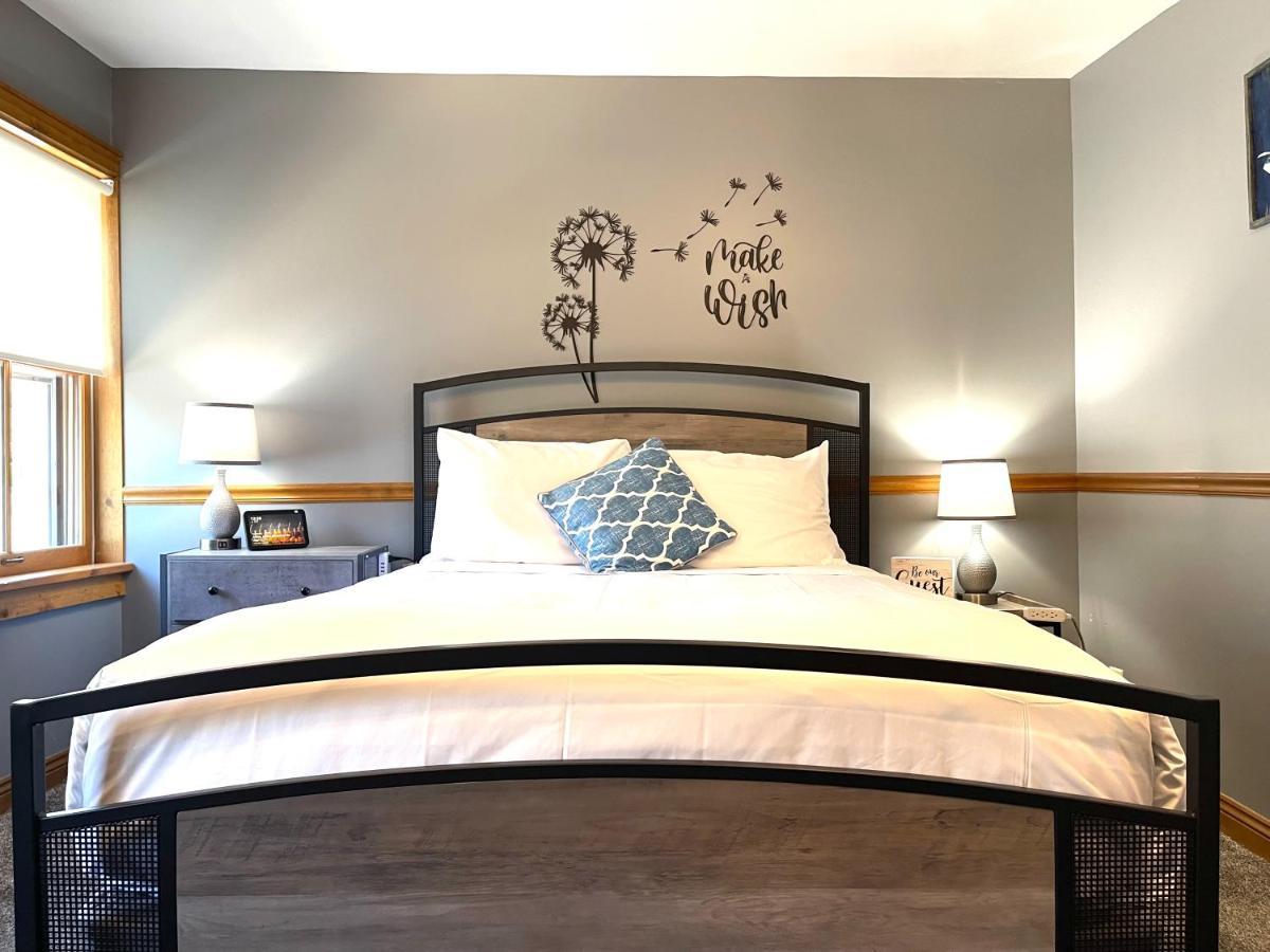 Riverboat Suites Галена Екстериор снимка