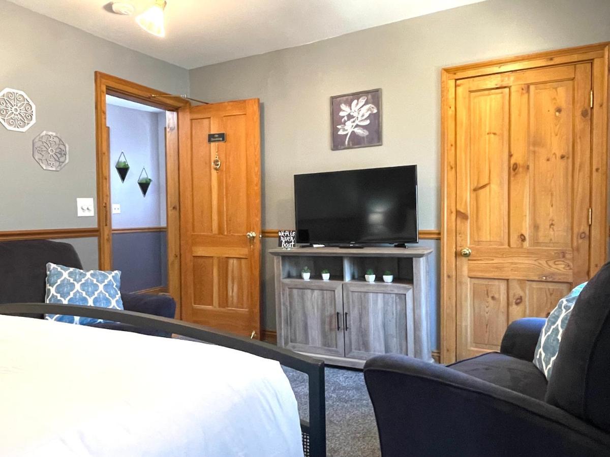 Riverboat Suites Галена Екстериор снимка